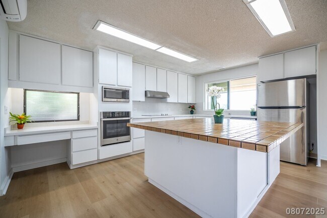 Building Photo - Newly Renovated 3 BD/2 BA Home with 2 Car ...