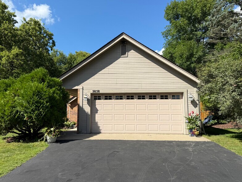 Building Photo - 5858 Red Cherry Ln