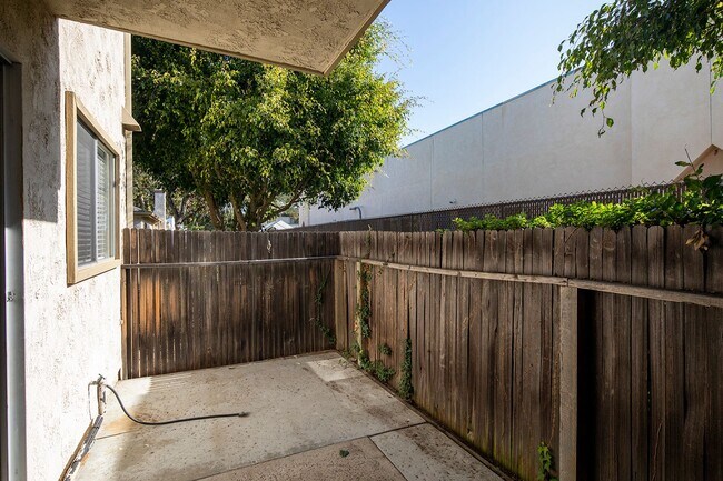 Building Photo - Chula Vista: Large One Bedroom in Gated Co...