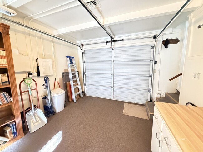 Building Photo - Perfect Long Term Home Close to Town