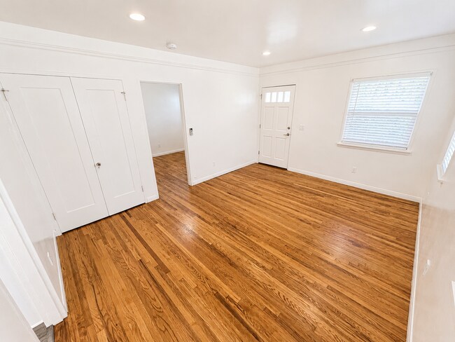 Building Photo - Completely Remodeled Spanish Style Midtown Apartment! Air Conditioning!