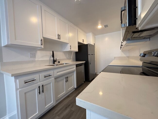Interior Photo - 616 North Sweetzer Avenue