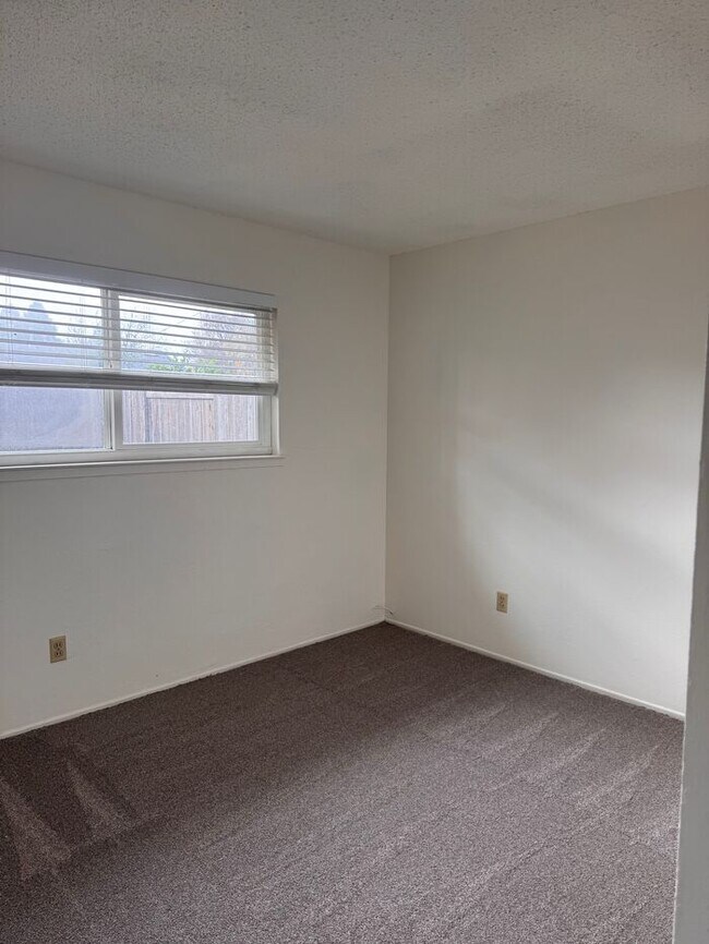 Building Photo - 3BR 1BA w/ 2 Car Garage + Fenced Yard in West Sacramento