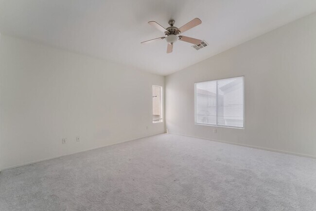 Building Photo - Spacious Henderson Townhome with Modern Up...