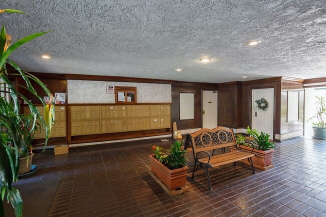 Building Photo - Newly Renovated 2 Bed + 2 Bath Condo in Pr...