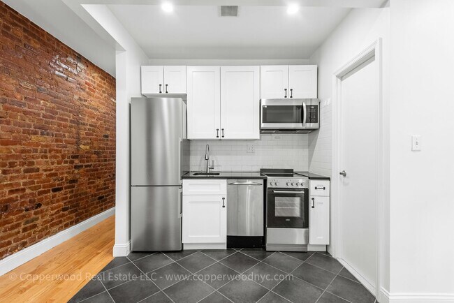 Interior Photo - 315 East 84th St