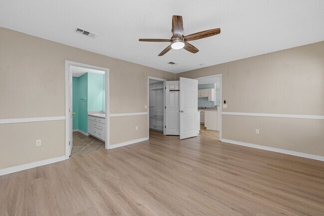 Building Photo - Spacious 3/2 w/Electricity Included Availa...