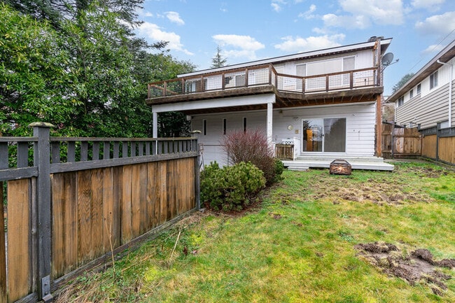 Building Photo - 6525 39th Ave SW