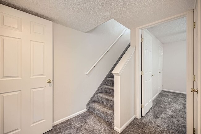 Building Photo - 2 Bedroom, 1 1/2 Half Bath, End Unit Townhome!
