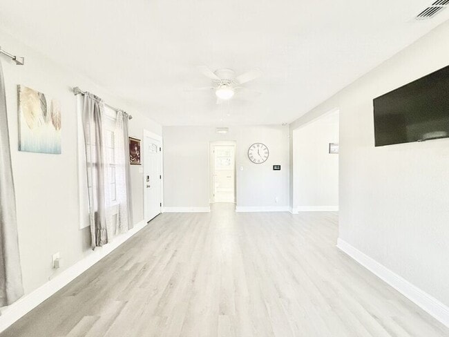 Building Photo - 3308 N Avon Ave