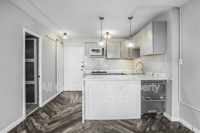 Building Photo - 922 24th St NW