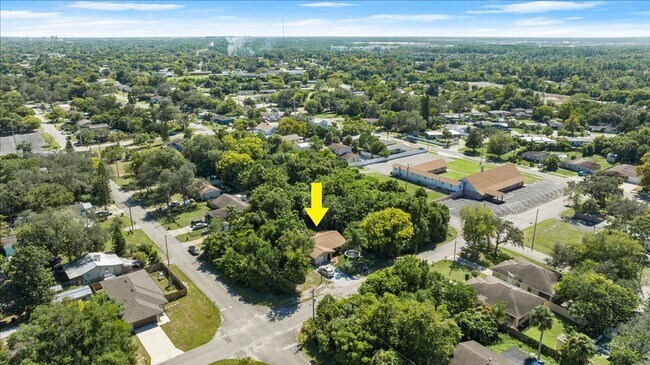 Building Photo - Charming Updated 3-Bedroom Home — Prime Daytona Location!