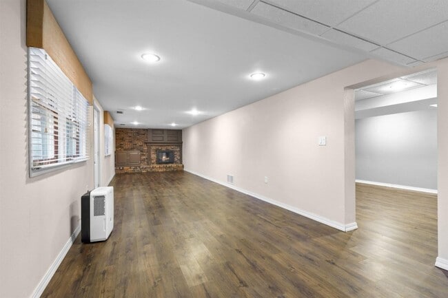 Building Photo - 3032 W 9th St