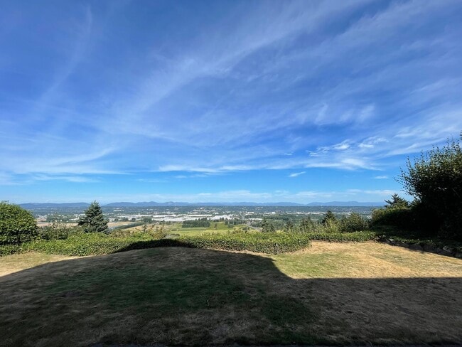 Building Photo - Spacious 5-Bedroom Home with Cascade & Val...