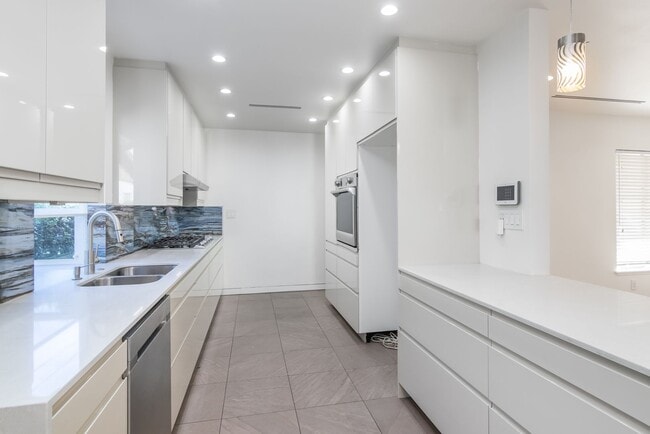 Building Photo - 15439 Vose St