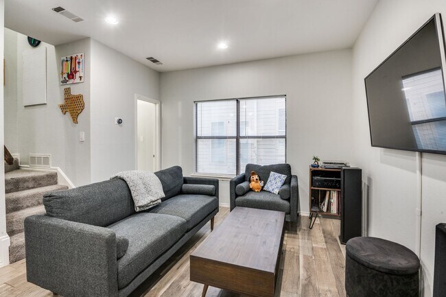 Building Photo - Delightful 2-Bed, 1.5 Bath in Prime Dallas...