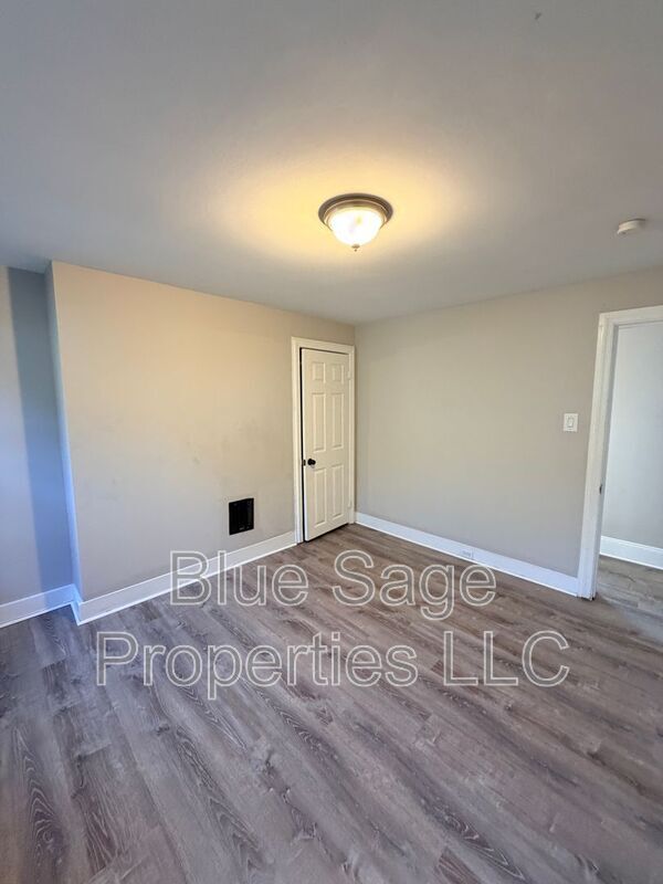 Building Photo - 913 8th Ave