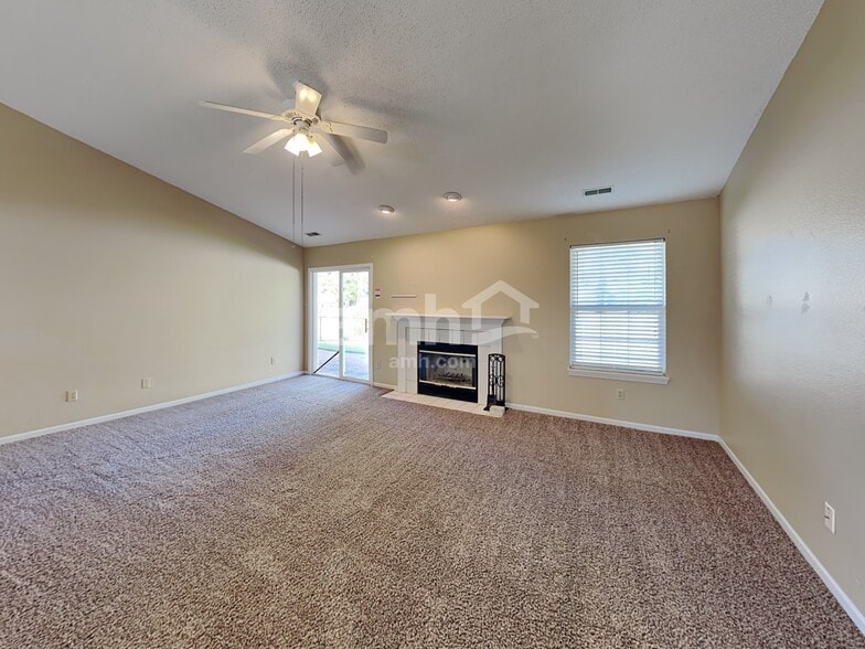 Building Photo - 571 Bay Ct N