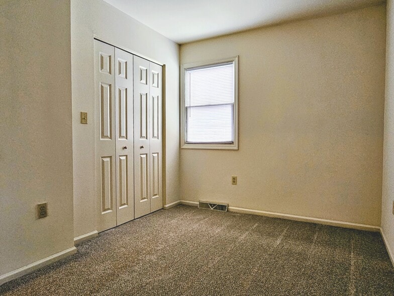 Building Photo - 11 Oriole Dr