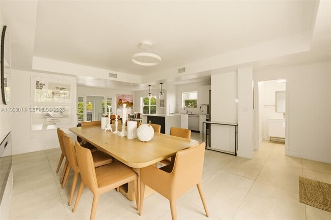 Building Photo - 725 W 51st St