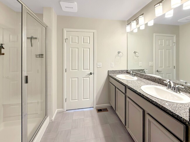 Building Photo - $0 DEPOSIT OPTION. BRIGHT AND SPACIOUS 3-B...