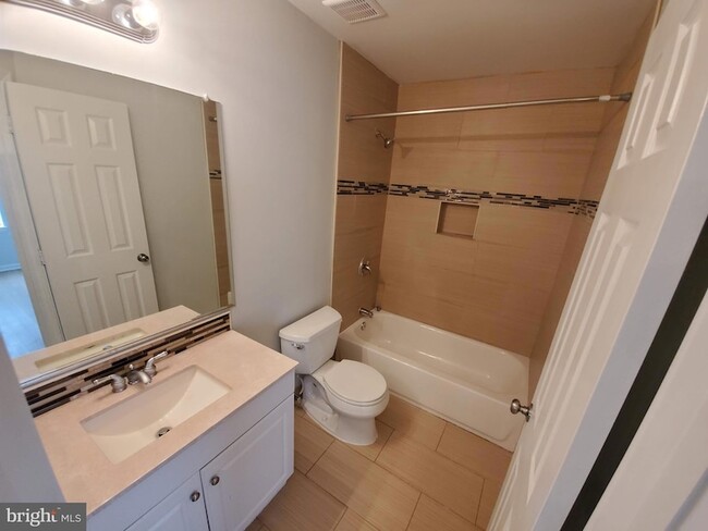 Building Photo - 3344 Vineland Pl