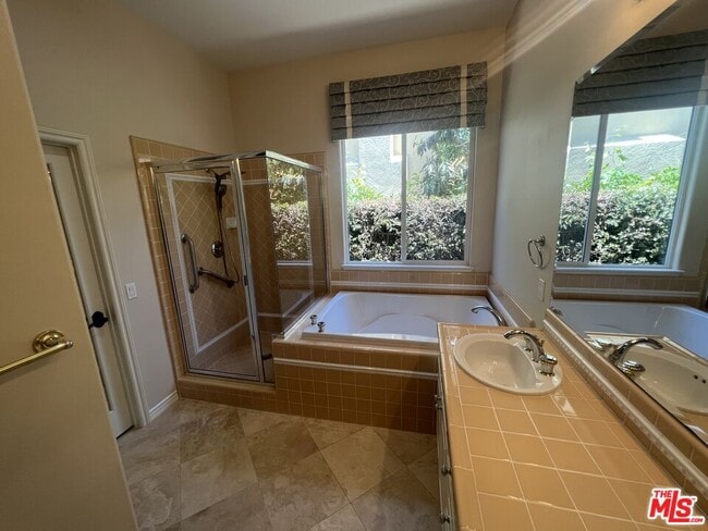 Building Photo - 4566 Via Del Rancho