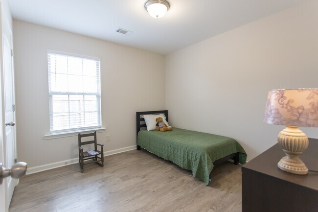 Building Photo - 1128 Honeysuckle Dr