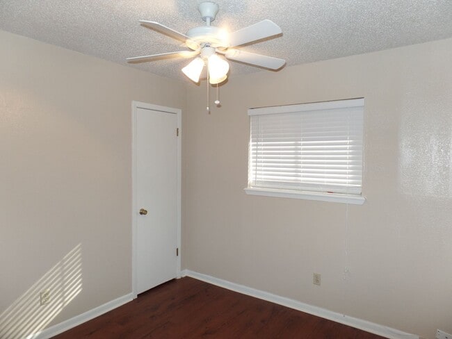 Building Photo - Meadowcreek Subdivision