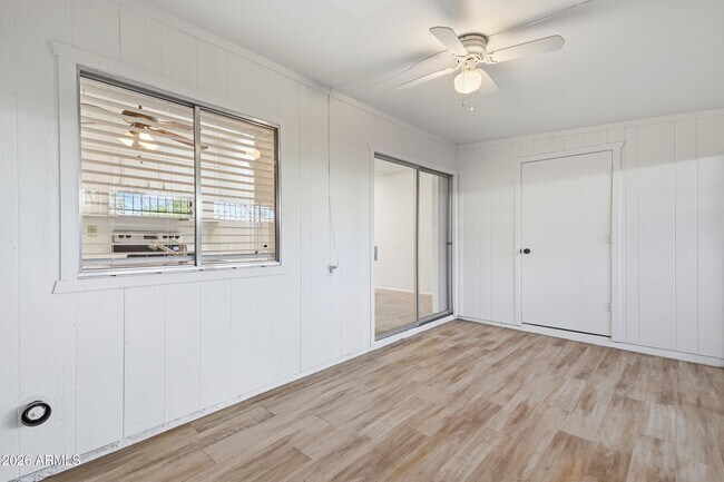 Building Photo - 10922 W Santa Fe Dr