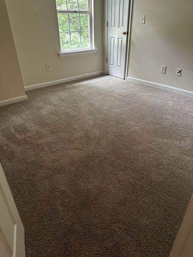 Building Photo - 4 bedrooms 2.5 baths home in Locust Grove