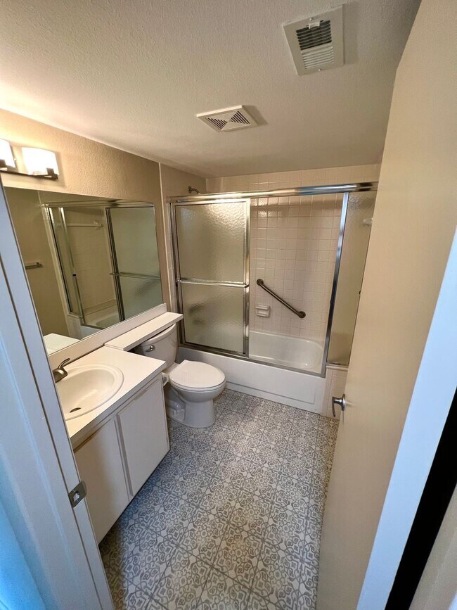 Building Photo - Beautifully Updated 2 Bedroom, 2 Bath Top ...