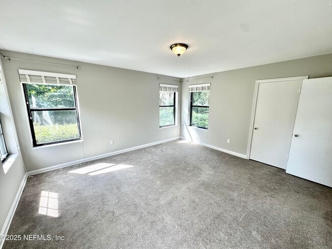 Building Photo - 1692 E Holly Oaks Lake Rd