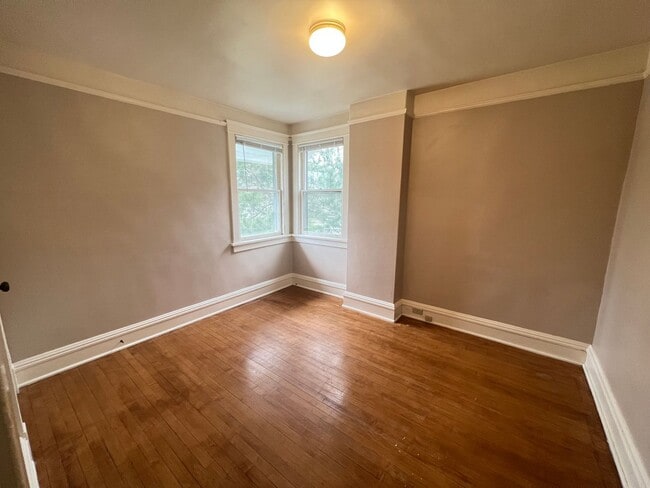 Building Photo - AVAILABLE JUNE - 3 BED 1 BATH NEAR CAMPUS