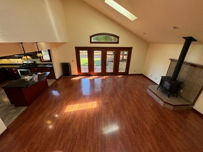 Building Photo - 4br/3bth CRAFTSMAN STYLE HOUSE in Arcata