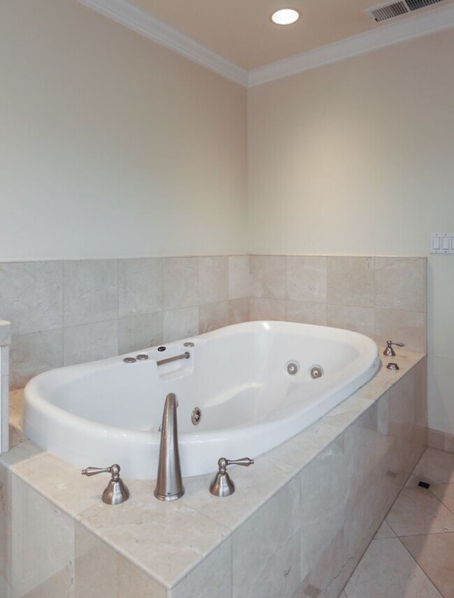 Building Photo - Expansive 6 Bed, 3.5 Bath Executive Home i...