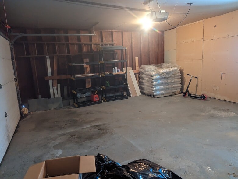 Building Photo - 212 Dewey St