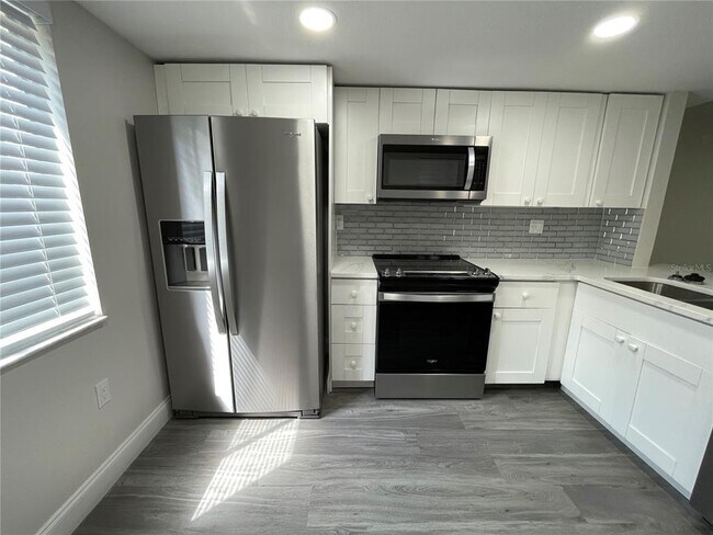 Building Photo - 211 Pine Ct