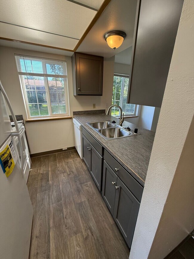 Building Photo - 1409 Bradley Ln