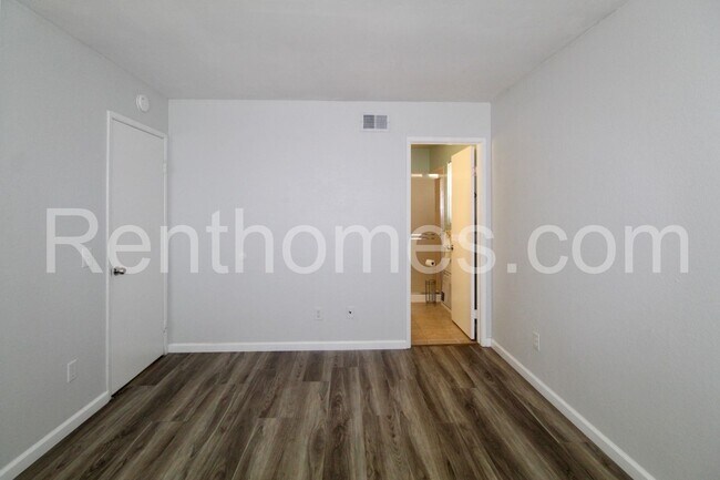 Building Photo - 10455 Glenellen Ave