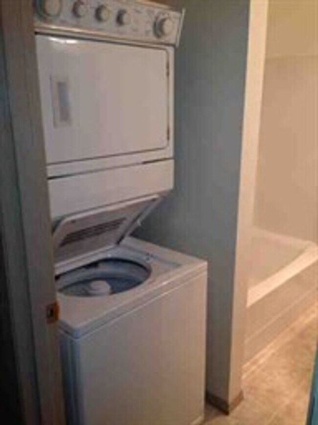 Building Photo - Charming 2-Bedroom Ground-Level Home in Qu...