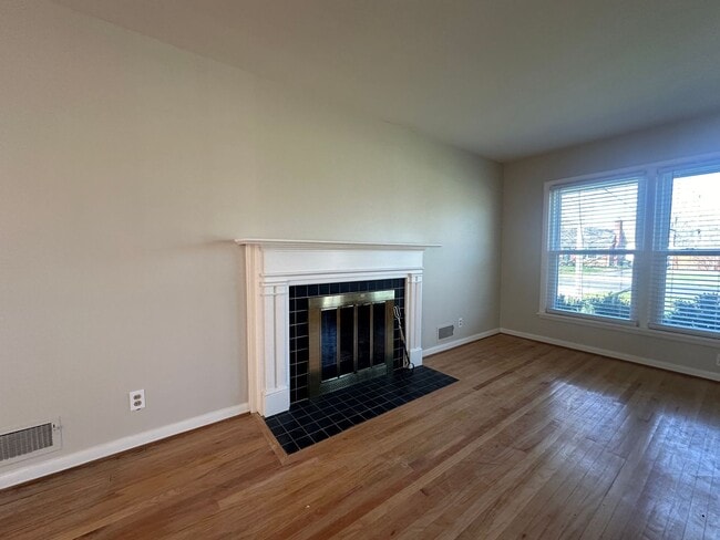 Building Photo - 3 bedroom/1.5 bath w/basement in Woodlawn Park. Available mid June