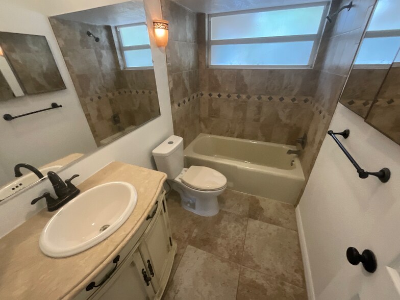 Building Photo - 11455 72nd Terrace N