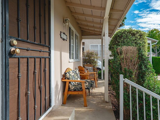 Building Photo - "Spacious 4-Bed, 3-Bath Oasis in Prime Los Angeles Location - 2080 Sq Ft of Comfort!"