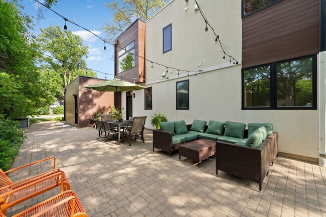 Building Photo - 920 Appletree Ln