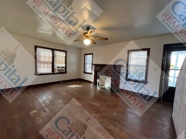 Building Photo - Charming 3 Bedroom