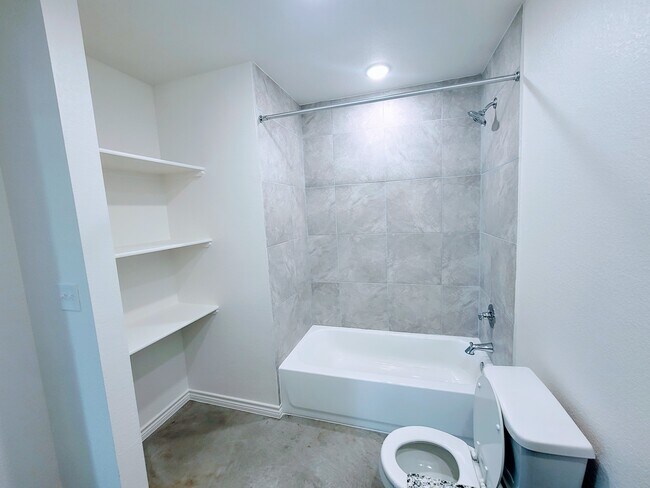 Building Photo - 129 Wind Ridge Dr