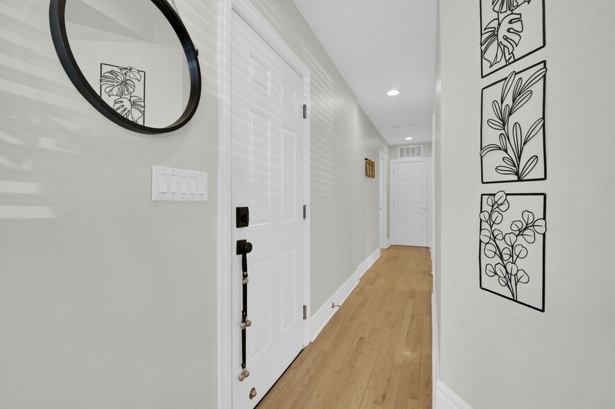 Building Photo - 2307 W Walton St