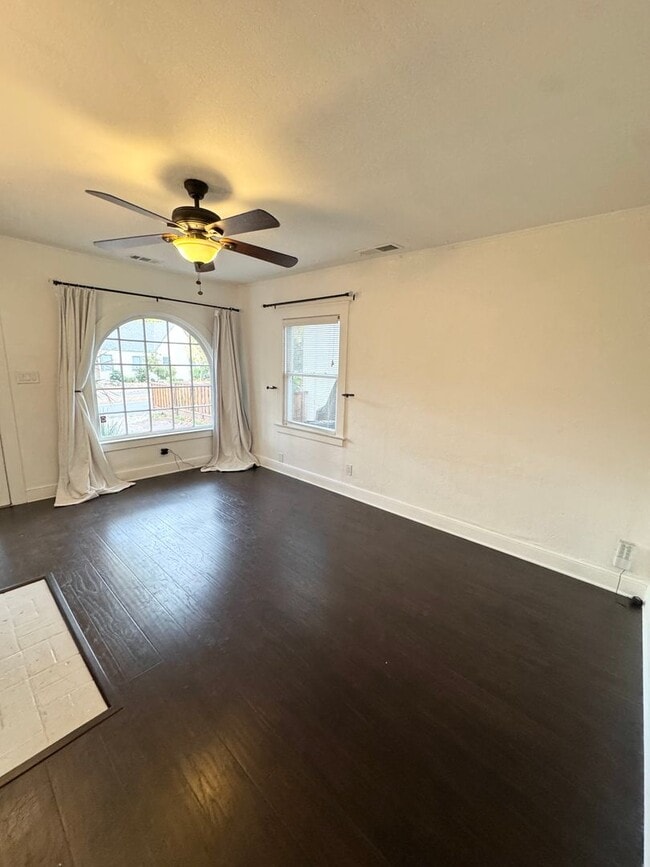 Building Photo - 1 Bedroom 1 Bath Duplex, Land Park-Curtis Park Area SEE VIDEO