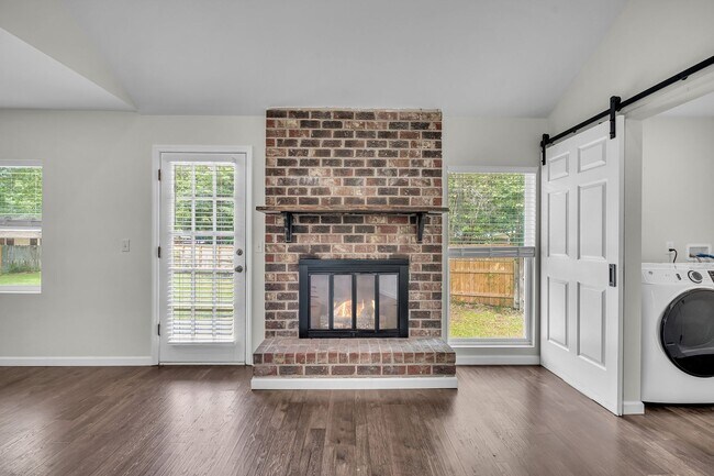 Building Photo - Comfortable Living with Modern Upgrades in Prime Goose Creek Location